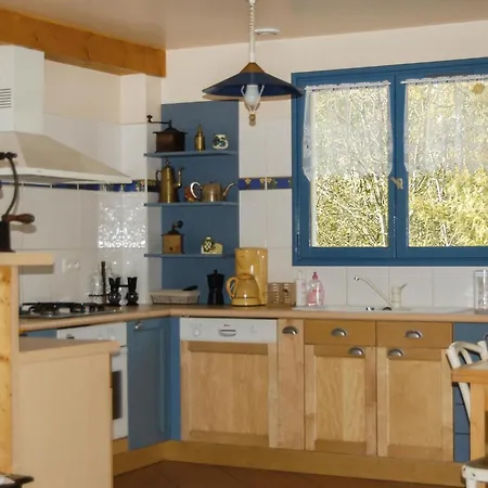 Casa vacanze 4 Bedroom Stunning In Louvie-juzon
