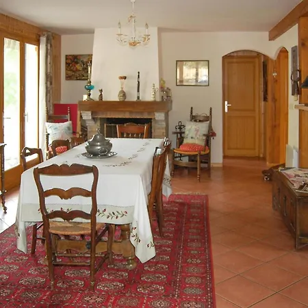Casa vacanze 4 Bedroom Stunning In Louvie-juzon *